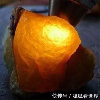  「大叔」农民大叔深山挖出块石头坚称是翡翠，不小心磕掉一块，