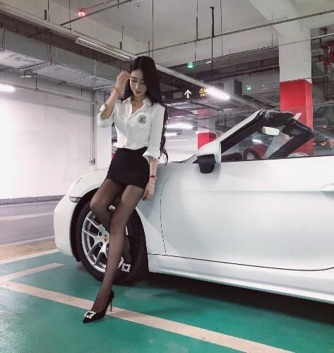 美女欣赏图鉴：拥有凹凸有致好身材的女生，怎么穿衣都不错