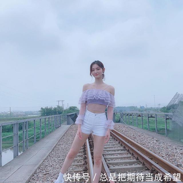 「时髦」今年最火的“BM风”穿搭,时髦又减龄,又成小个子穿衣榜样