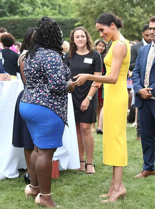 同样是穿黄色连衣裙，梅根却在这一个细节上输给了凯特王妃！