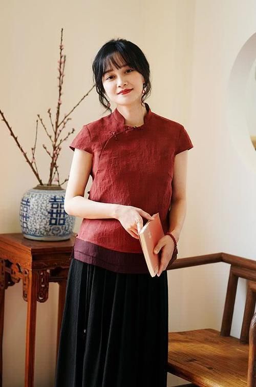  气质■年过40的女人，开春建议“中国风上衣＋半裙”，美得惊艳时光！