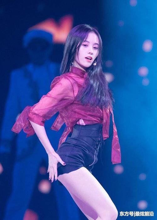 鞠婧祎也疯狂！短裤短到露出安全裤，一般人可不敢这样穿上台的