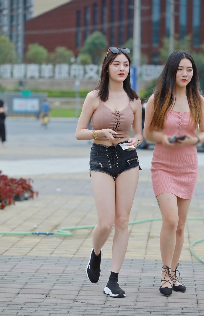 街拍美女,简单又大方的夏季穿衣搭配,随意又不失女神范!