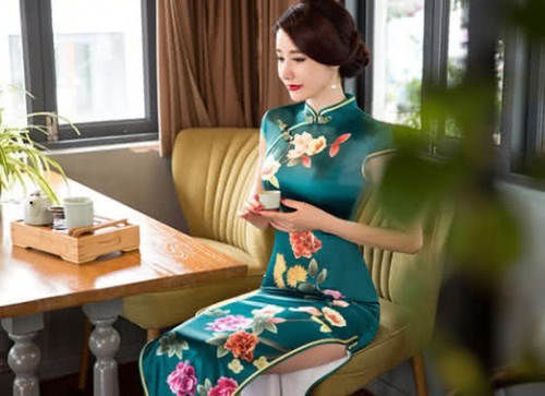 哇塞!现在的女人真会穿,改良旗袍穿得有滋有味,简直迷死人