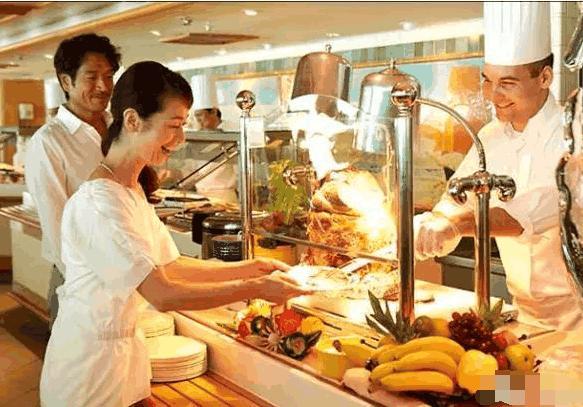 外国游客：浪费食物太可惜！中国游客乘邮轮拿光自助餐，遭到吐槽