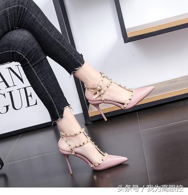 方锥铆钉布置于丁字式扣带上的性感高跟鞋