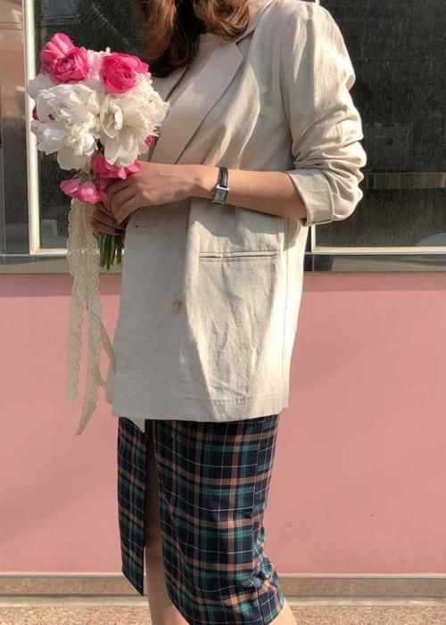  【女生】聪明的女生，早就开始用这几款外套配裙子了