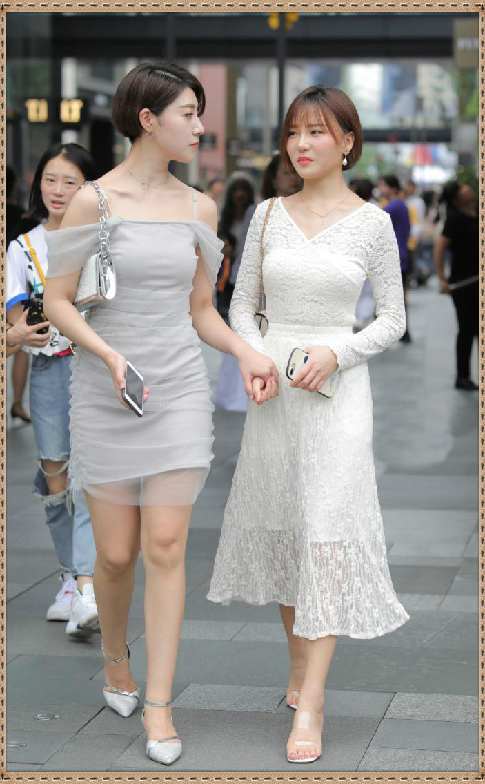 英姿飒爽|街拍:这么厚实的小白裙子, 穿上身很英姿飒爽吧? 美艳无比!