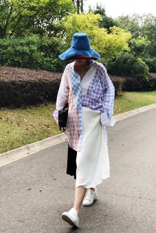 表姐用一条皮裤“进宫”了，Gaga拎的第一只Cline新手袋长什么样?