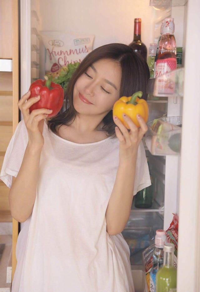 秦岚出演的片看不看不管，可人家的睡衣风得学，真够慵懒的！