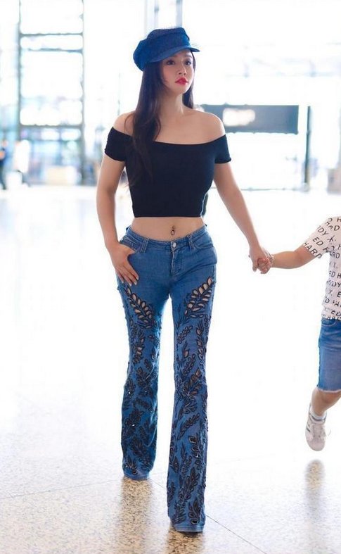 当李沁与冉莹颖同穿露脐装,才发现小蛮腰与马甲线的差距有多大