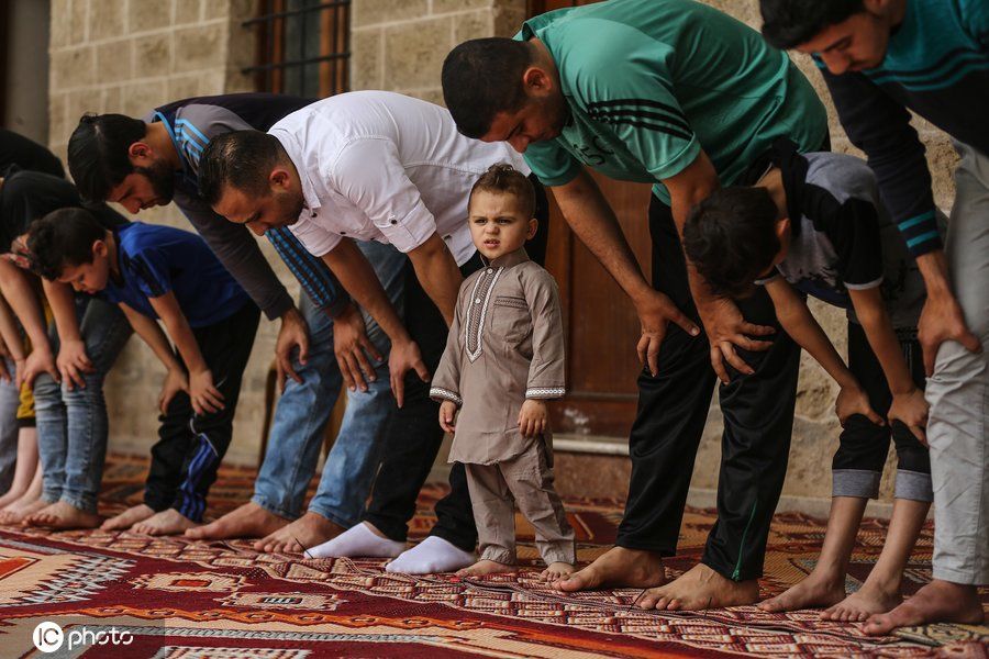 世界各地穆斯林迎接斋月 聚集祷告集体用餐场面壮观