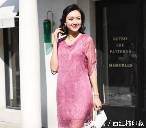 气质:年过半百的女人,要穿什么样的衣服才会被叫阿姨而不是大妈?