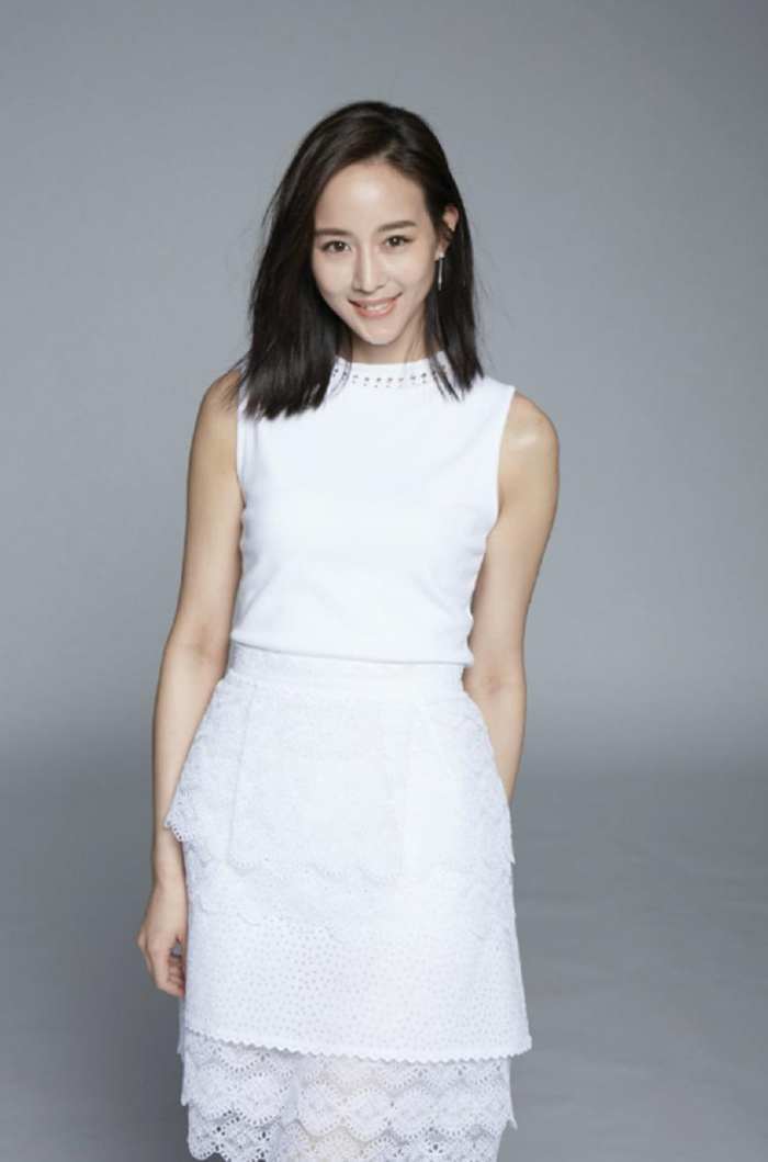 张钧甯厉害了, 这么肥的裤子都敢穿, 网友: 不怕掉下来吗?