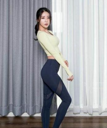 甜美迷人的打底裤小姐姐秀出曼妙的身材曲线,美得不可方物!