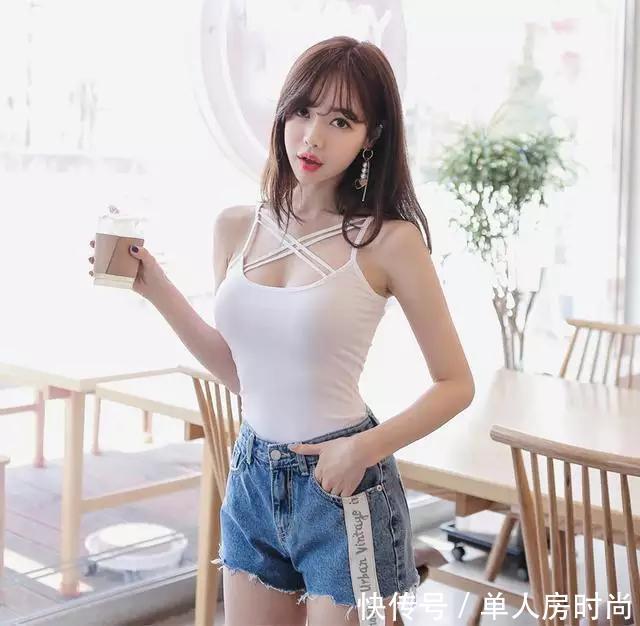 美装丽人：吊带T恤配牛仔短裤，清新小姐姐美若天仙，回头率满满