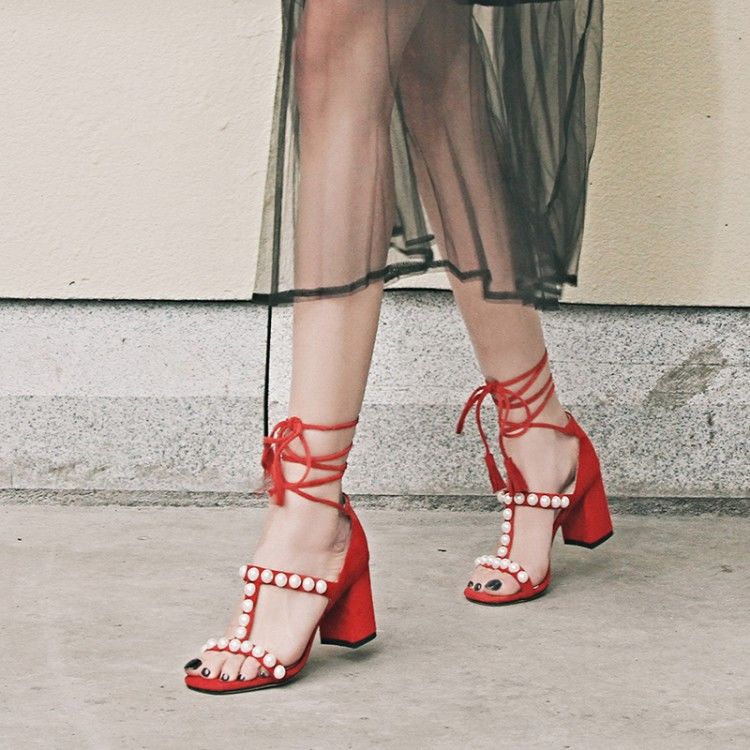 女人最撩人的是玉足，时尚的凉鞋，绑带缠绕双腿间，露出三寸金莲