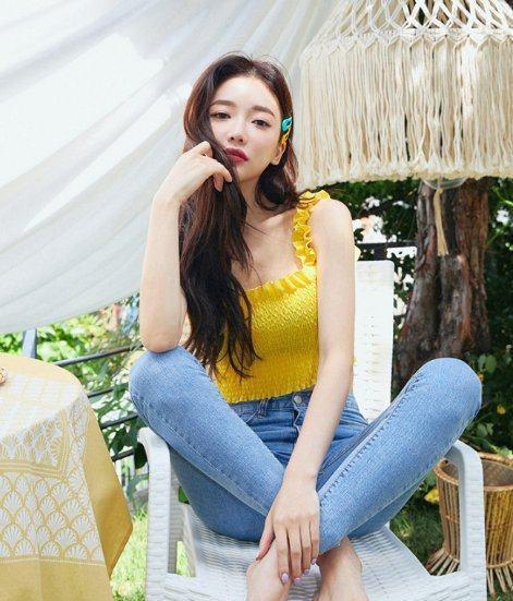 十分甜蜜的牛仔裤美女，尤其图3，真是百看不厌！