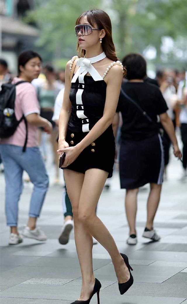  穿着■穿着连衣裙的小姐姐，都是一样的好看，令人心生爱慕