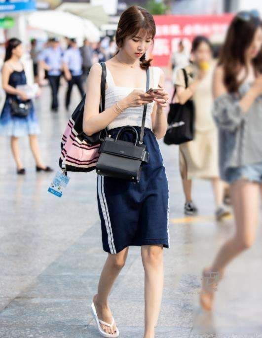 酒红色的运动上衣,黑色的紧身运动裤,小姐姐身材真的好突出!