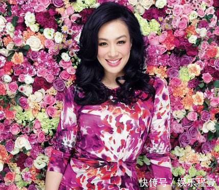 钟丽缇豁出去，一件深V领长裙大秀性感，网友，张伦硕该吃醋