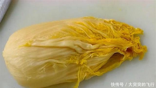  入适量@酸菜饺子怎样更好吃老师傅教你调馅加点“它”，比饭店的要好吃