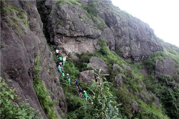 广东清远有一座山，险峻堪比华山，瀑布水潭比美九寨