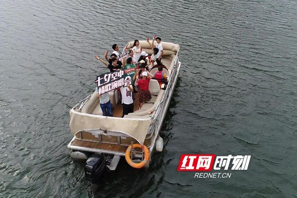 青岛啤酒在石燕湖上演空中啤酒节欢度七夕