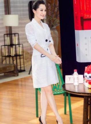 许晴踩15厘米“锥子鞋”上台!网友:你高还这样穿,矮的怎么活?