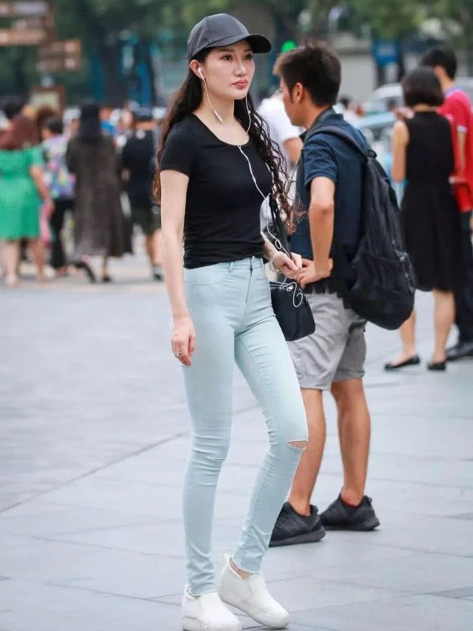 气质小姐姐蓝色紧身牛仔长裤，尽显极致紧绷翘臀，走在街上十分吸