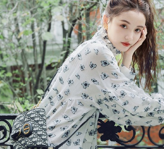 太好了|林小宅晒户外摆拍照,为“迪奥”品牌做宣传,资源也太好了吧