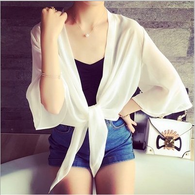 海边美女秀清凉，露背露肩腿真长，偷偷看几眼，真的美翻了