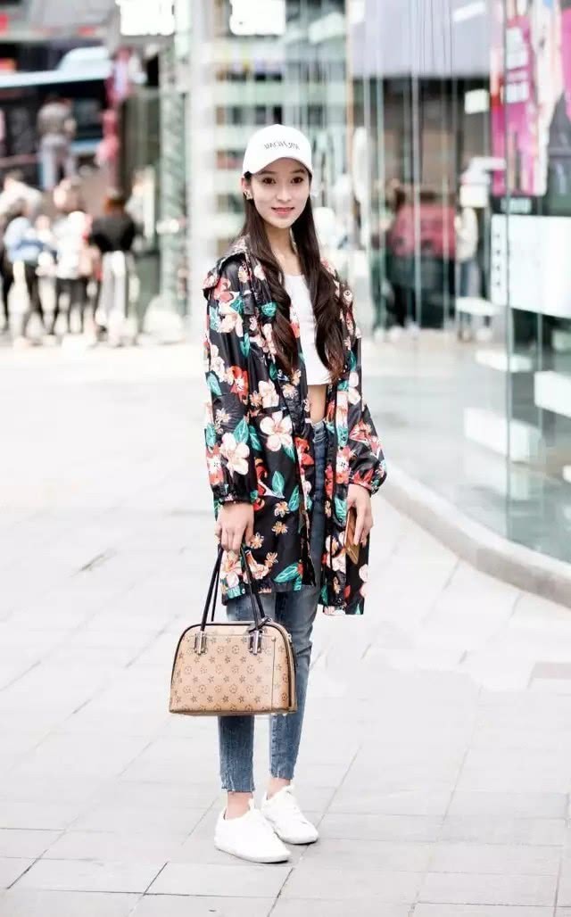 街拍：暖心甜美会穿的小姐姐，穿着看起来清新洋气又传统！