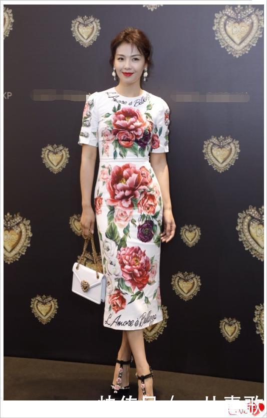 刘涛这身材简直了！如此难驾驭的裙子都能穿的这么美？王珂赚到了