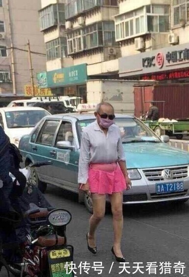 济南街头惊现炸天大爷,穿高跟鞋和粉色短裙