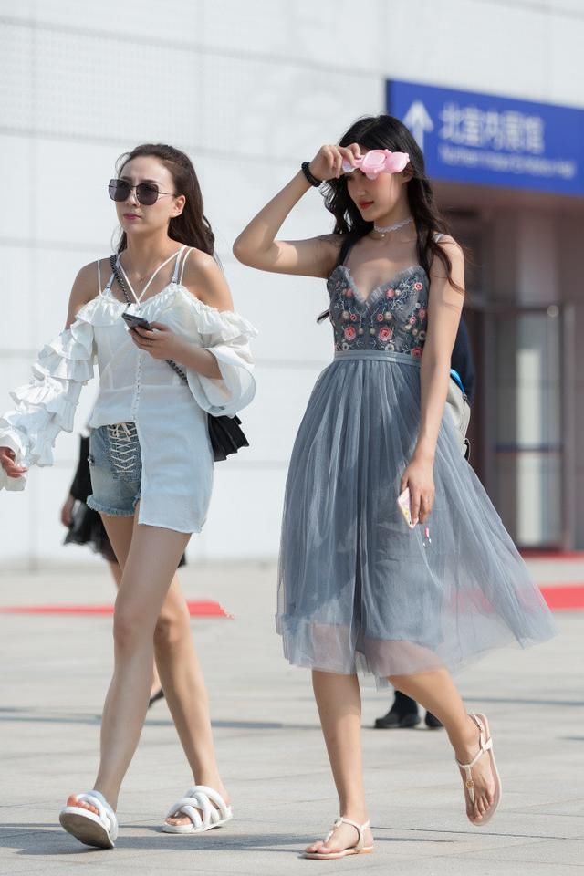 街拍,五款简约又不失时髦的秋季穿搭参考,让你尽显气质美!