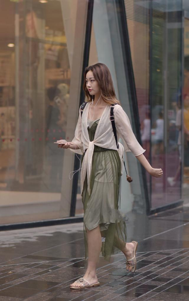 街拍：美女们搭配尽显成熟女性的魅力，背影让人着迷