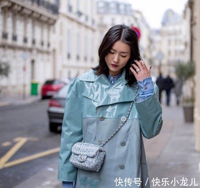『清爽』街拍:小姐姐清爽利落,穿一袭时髦的改良旗袍装,十分迷人