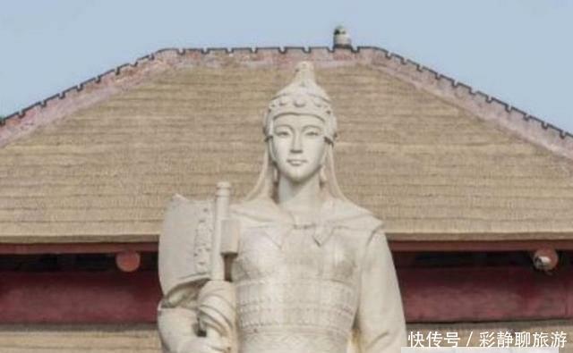 农民挖出红色土壤, 专家认定有古墓, 两个字揭开墓主人神秘身份