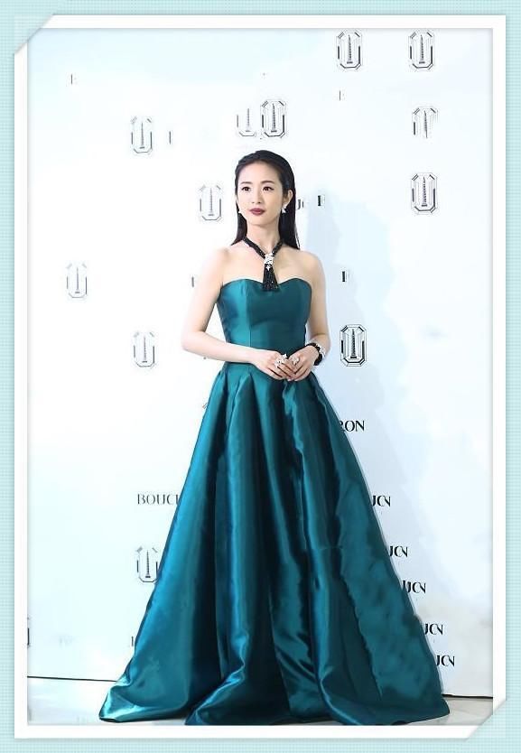 许晴真会装嫩！49岁穿墨绿色长裙不输35岁林依晨，网友：不服不行