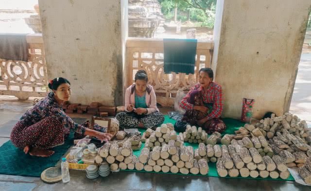 世界上佛塔最多的城市,当地人民生活贫苦,一生都要出家一次