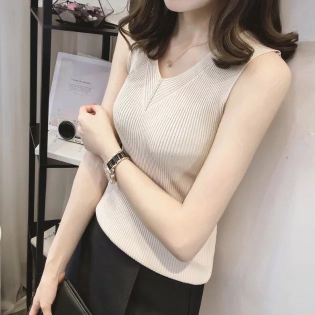 让人一眼“看不透”的紧身打底衫，紧而不露才最能回头率十足