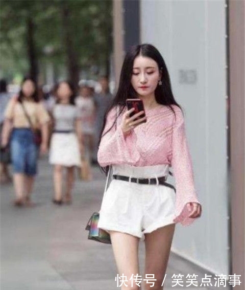  活力■街拍，女紧身背心配短裤，秀出长腿，休闲的穿搭，充满阳光活力