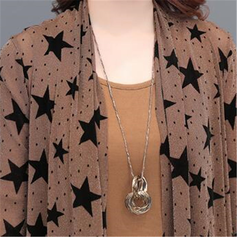 媳妇个子矮，不敢买长裙，9月就穿“秋披肩”，时尚又显高