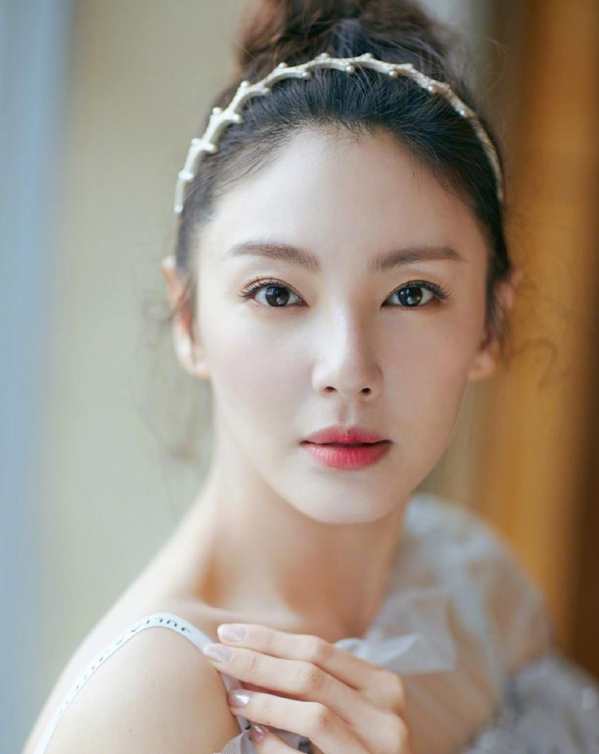 女明星戴发箍，热巴小清新，张靓颖土气，杨幂郑爽美的令人窒息!