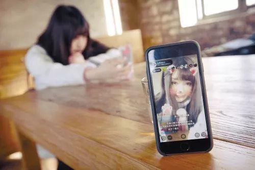 8岁女孩打赏女主播,一天刷光爸爸三年工资!只因……