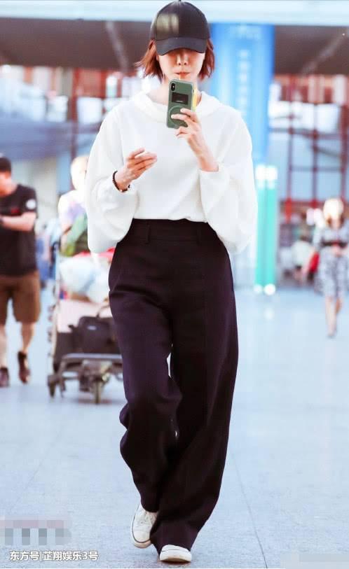 宋妍霏、王珞丹同穿白衬衫配阔腿裤，这差距原谅我不厚道地笑了！