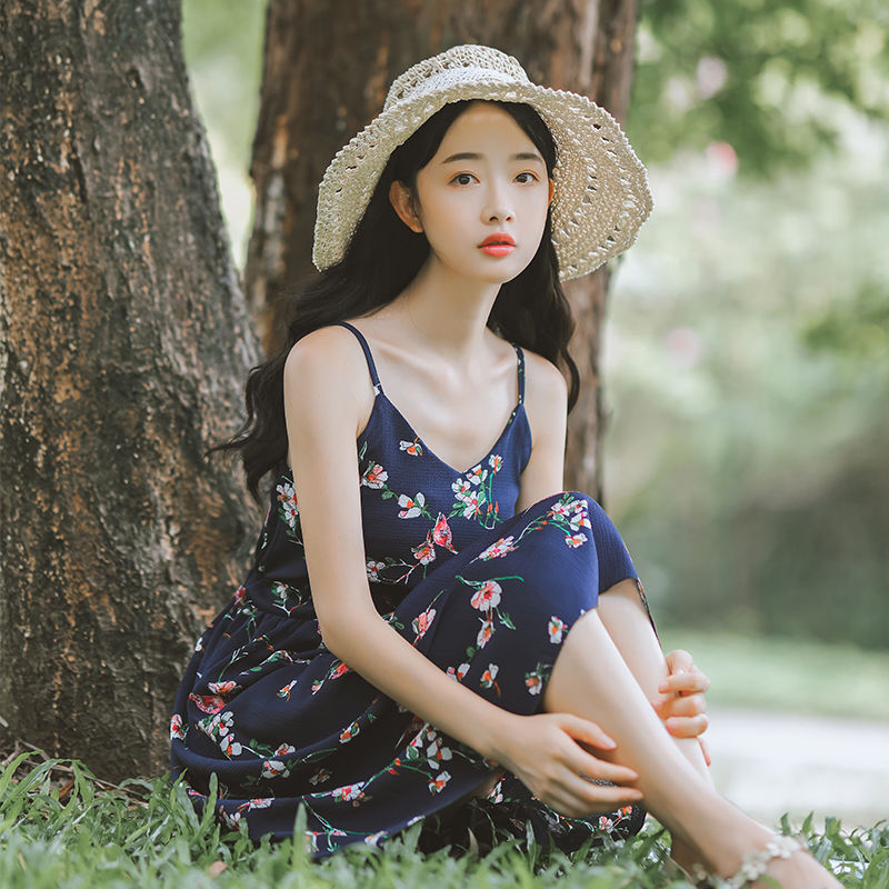 穿上吊带露肩连衣裙，开启性感人生，做一个温柔的女人