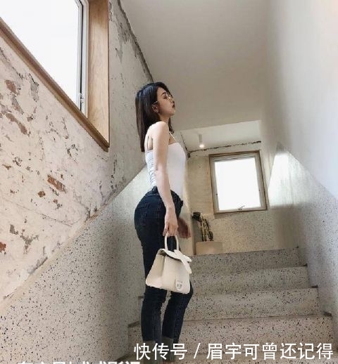 美感:紧身牛仔裤美女展现女神身材,穿出别样美感,尽显时尚潮女范