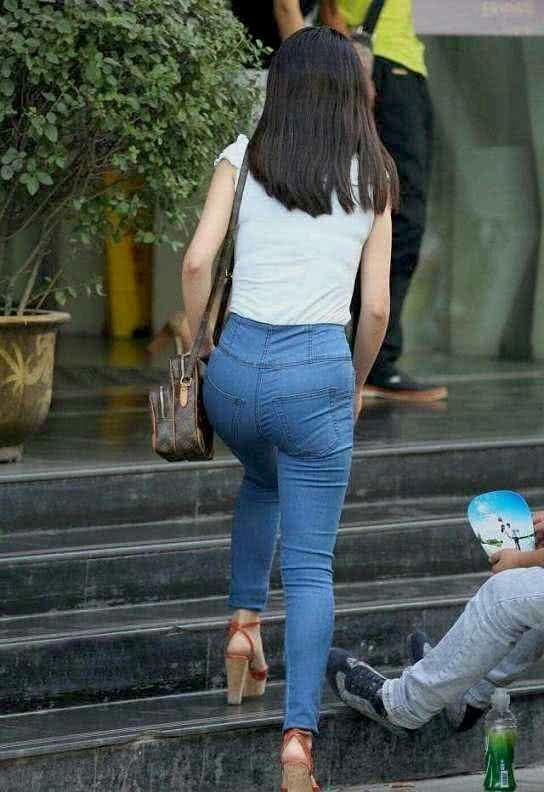 时尚穿搭牛仔裤穿搭出优雅时尚，像阳光一样明媚